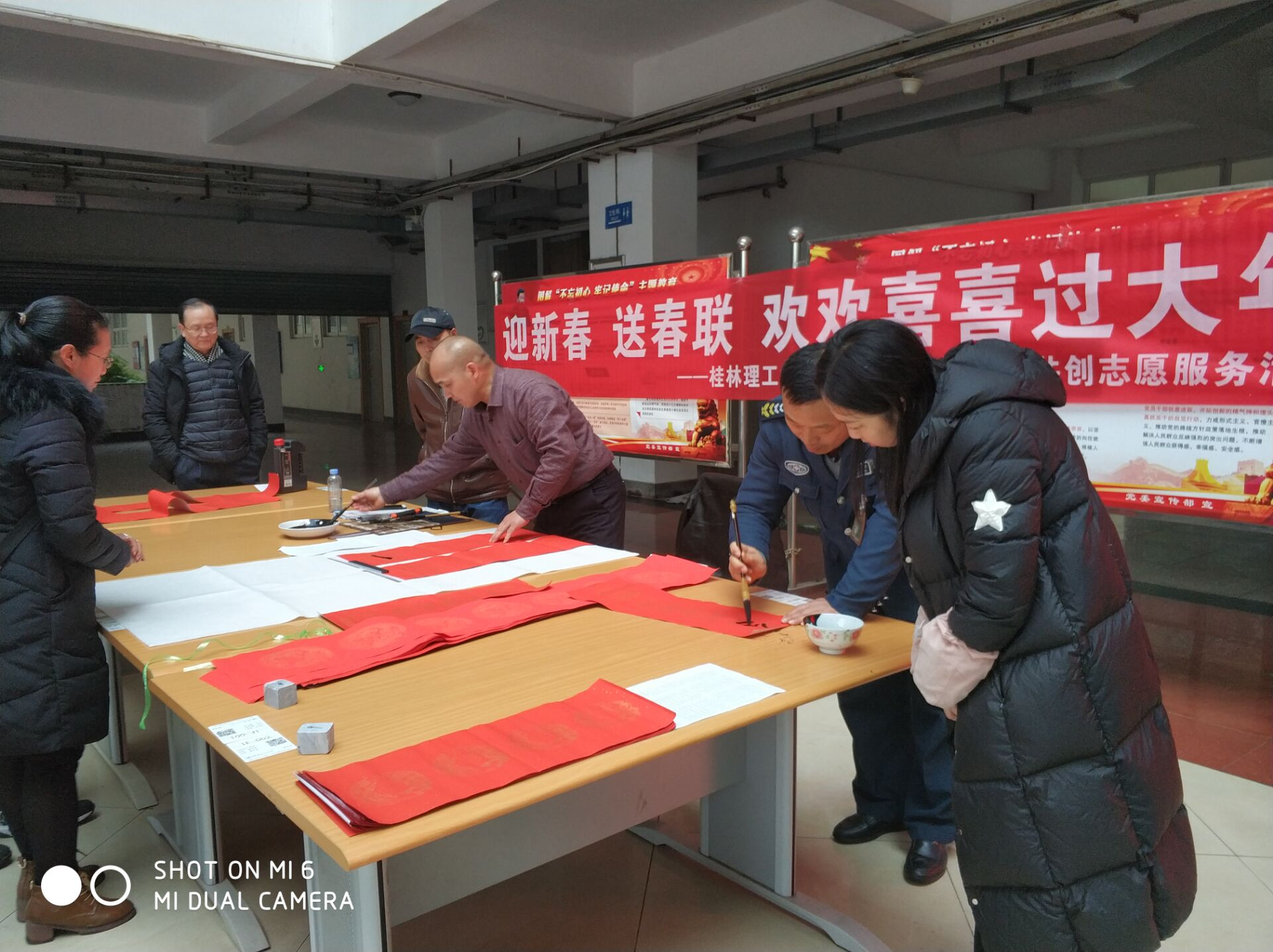 正文元月22日上午,图书馆分工会与学校社区联合开展了"迎新春,送春联"
